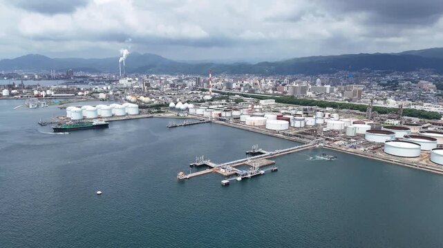 山口県周南市にある周南コンビナートを撮影しました。
瀬戸内海沿いに広がる、日本有数の石油・化学工場群が生む壮大な産業景観。