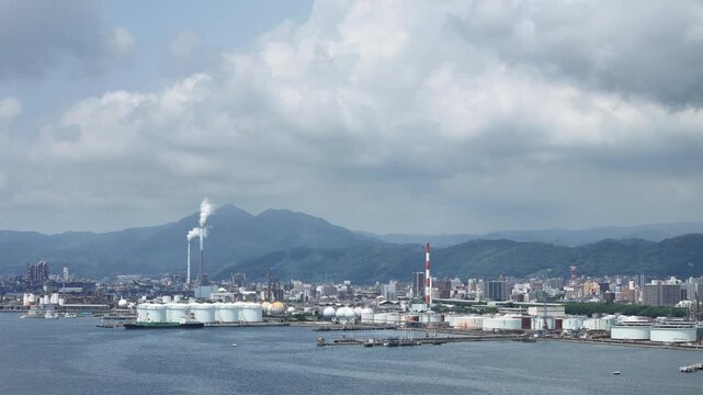 山口県周南市にある周南コンビナートを撮影しました。
瀬戸内海沿いに広がる、日本有数の石油・化学工場群が生む壮大な産業景観。