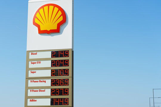  March, 18, 2026 Frankfurt am Main, Hesse, Germany. High fuel prices at shell petrol stations in Frankfurt am Main.