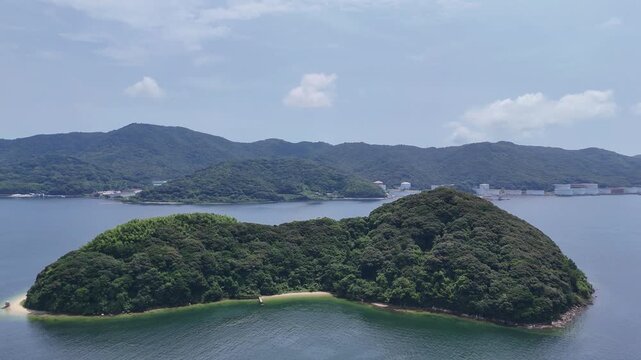 山口県周南市にある周南コンビナートを撮影しました。
瀬戸内海沿いに広がる、日本有数の石油・化学工場群が生む壮大な産業景観。