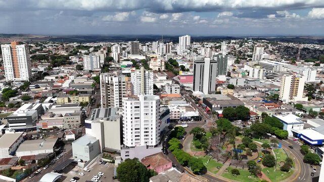 V&iacute;deo a&eacute;reo do centro da cidade de Apucarana, no Paran&aacute;, com a Catedral Bas&iacute;lica Menor Nossa Senhora de Lourdes! 