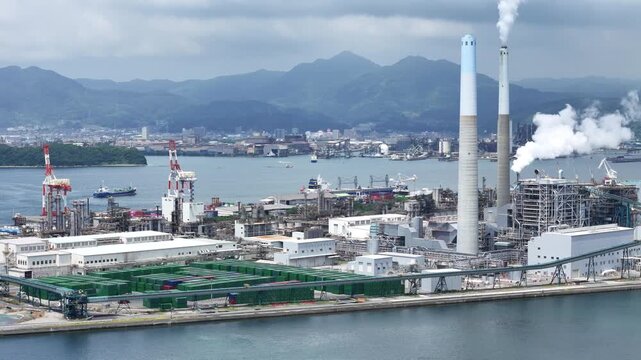 山口県周南市にある周南コンビナートを撮影しました。
瀬戸内海沿いに広がる、日本有数の石油・化学工場群が生む壮大な産業景観。