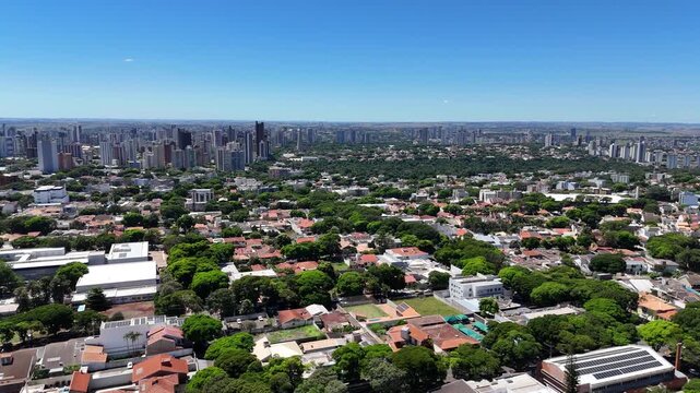 Uma vista a&eacute;rea do bairro sentido centro da cidade, mostrando as arvores em meio as ruas e casas de Maring&aacute;, Paran&aacute;! Cidade Verde!