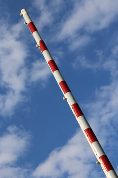 Schlagbaum vor blauem Himmel