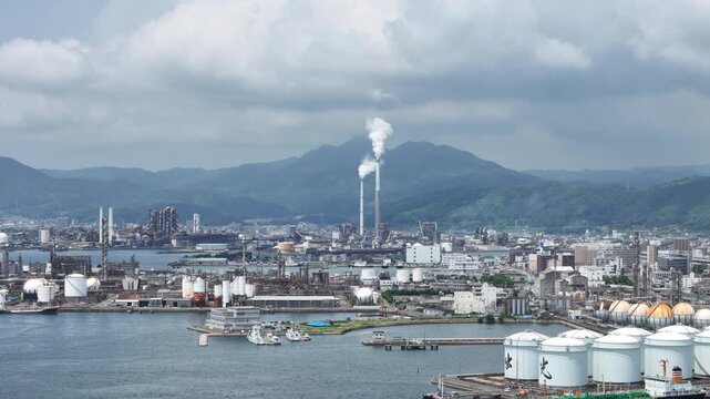 山口県周南市にある周南コンビナートを撮影しました。
瀬戸内海沿いに広がる、日本有数の石油・化学工場群が生む壮大な産業景観。
