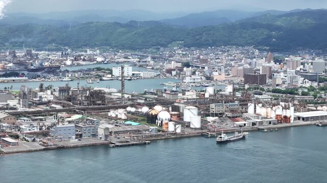 山口県周南市にある周南コンビナートを撮影しました。
瀬戸内海沿いに広がる、日本有数の石油・化学工場群が生む壮大な産業景観。