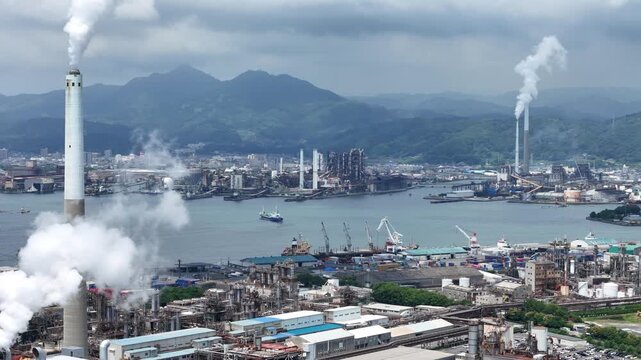 山口県周南市にある周南コンビナートを撮影しました。
瀬戸内海沿いに広がる、日本有数の石油・化学工場群が生む壮大な産業景観。