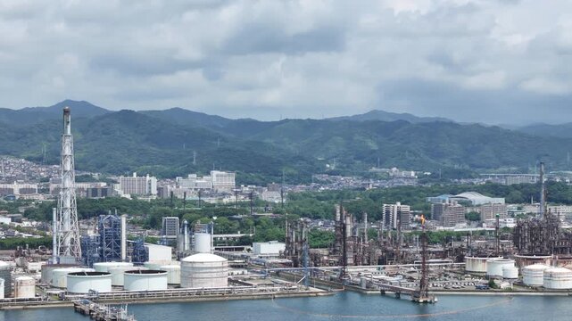 山口県周南市にある周南コンビナートを撮影しました。
瀬戸内海沿いに広がる、日本有数の石油・化学工場群が生む壮大な産業景観。
