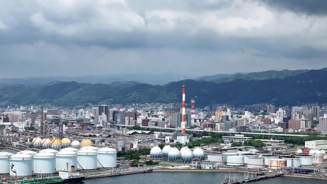 山口県周南市にある周南コンビナートを撮影しました。
瀬戸内海沿いに広がる、日本有数の石油・化学工場群が生む壮大な産業景観。