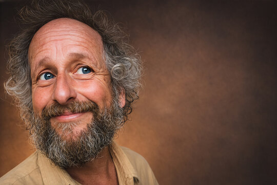 Verliebt - &Auml;lterer Mann blickt verschmitzt und hoffnungsvoll 