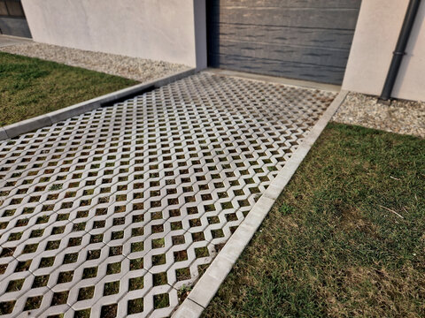 permeable grass pavers turf block  honeycomb.functional hard surface natural, green look.
​Why People Love Grass Pavers
​Excellent Drainage: Unlike solid concrete or asphalt, these allow rainwater soa