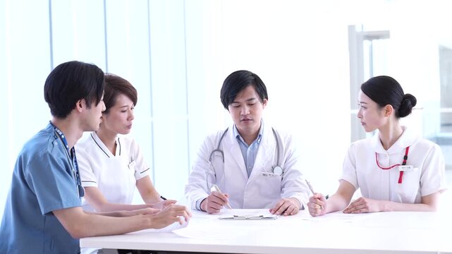 会議をする医師と看護師