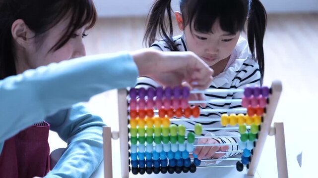 保育士の女性と子供