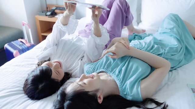 観光の相談をする2人