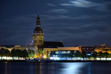 Obraz premium Riverside night view of cathedral in Riga