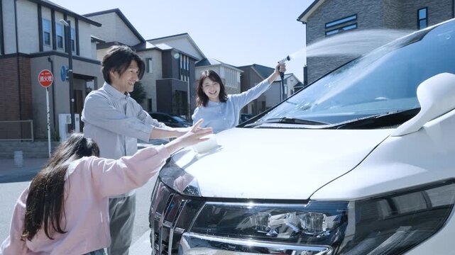 洗車をする家族