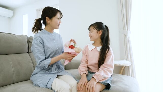 花束をプレゼントする女の子