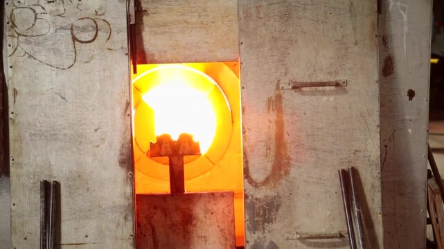 琉球ガラス工房内の成形窯（テッポウ）と燃え盛る炎