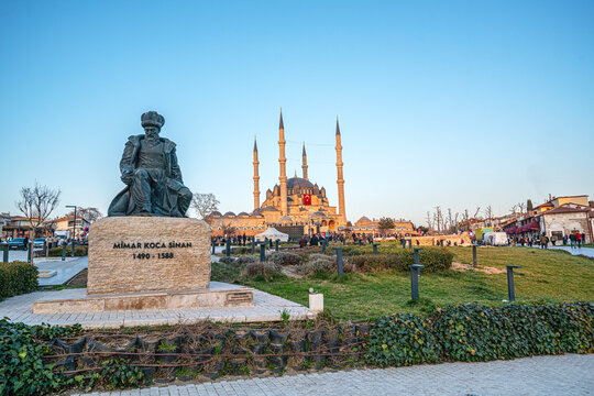 Selimiye Mosque, Edirne, Turkey - March 16, 2026: Muslim prayers are waiting for the prayer to be recited to finish their feast in the month of Ramadan in the garden of Selimiye Mosque, which was buil