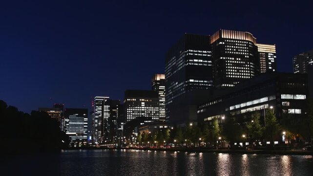 内堀通りからのぞむ丸の内のビル群と夜空