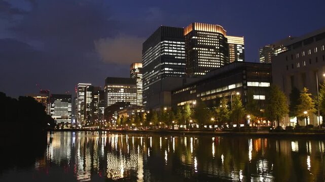 内堀通りからのぞむ丸の内のビル群、夕景から夜景へ変化する空