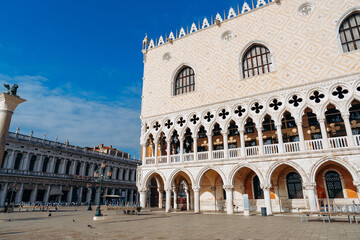 Naklejka premium Exploring the architecture of Piazza San Marco in Venice during a bright day