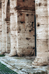 Naklejka premium Exploring ancient stone pillars at an old structure in a historic location