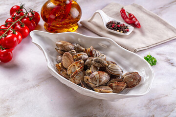Steamed vongole clams with spices © Andrei Starostin