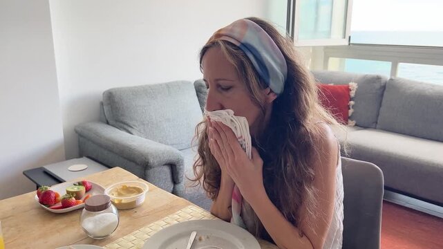 Mujer dejando cubiertos y limpi&aacute;ndose la boca con servilleta