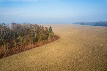 Pola uprawne na Śląsku w Polsce wczesną wiosną z lotu ptaka, podczas mglistej pogody. © Franciszek