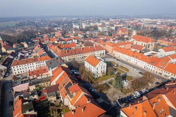 Pyskowice, miasto na Górnym Śląsku w Polsce. Rynek, panorama wczesną wiosną z lotu ptaka. © Franciszek