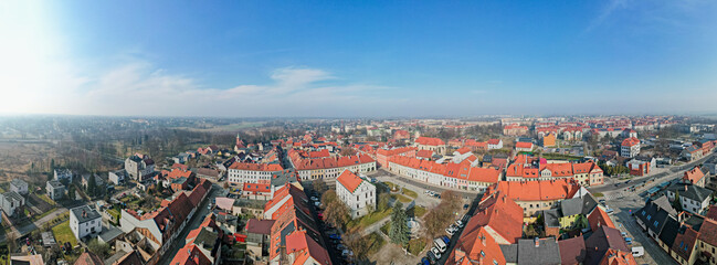 Pyskowice, miasto na Górnym Śląsku w Polsce. Rynek, panorama wczesną wiosną z lotu ptaka. © Franciszek
