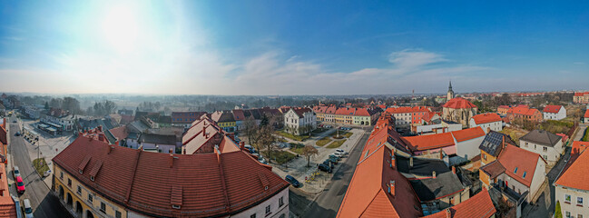 Pyskowice, miasto na Górnym Śląsku w Polsce. Rynek, panorama wczesną wiosną z lotu ptaka. © Franciszek