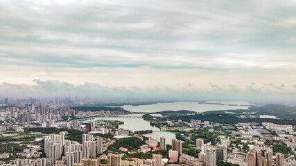 Naklejka premium Aerial Panoramic City View with Lake and High-Rise Complex at Sunrise