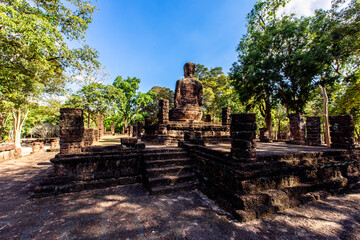 Fototapeta premium The natural backdrop of historical tourist attractions in Kamphaeng Phet and Sukhothai features ruins of ancient pagodas and walls for future generations to study.