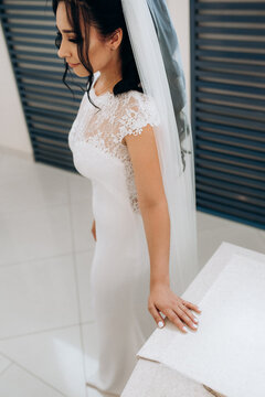 the first meeting of the bride and groom on the hotel