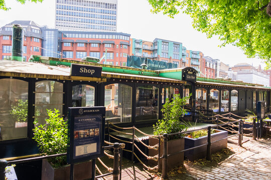 Bristol England: 28th Jul 2025: Bristol pubs and bars 6 o'clock Gin Boat