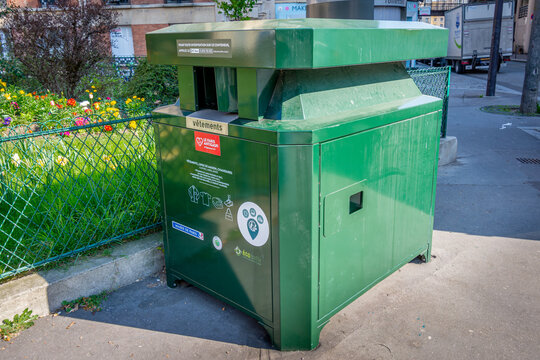 Paris, France - 19 mars 2026: Conteneur de collecte de v&ecirc;tements Ecotextile dans une rue de Paris. Ecotextile est une compagnie fran&ccedil;aise de collecte et de valorisation de textiles usag&eacute;s