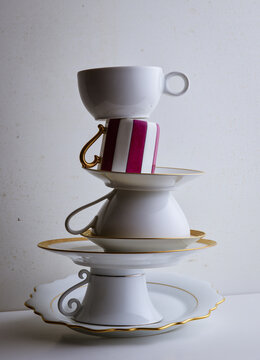 tasses &agrave; caf&eacute; , th&eacute; , expresso et assiettes . nature morte  aux tasses 