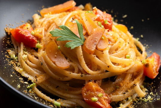 Linguine con pomodorini e bottarga di muggine, Pasta Italiana 