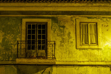 Obraz premium Old building facade with balcony and window at night