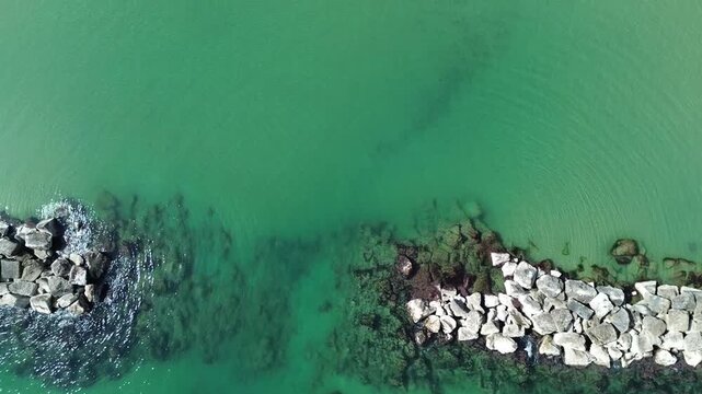 Scogli vista dall'alto con mare turchese