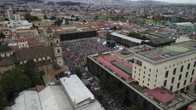 Manifestaci&oacute;n social en el centro de Bogot&aacute; durante la marcha del 1 de mayo en conmemoraci&oacute;n al d&iacute;a del trabajo. Se evidencia la plaza de Bol&iacute;var, la casa de Nari&ntilde;o y palacio de justicia