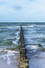 Fototapeta premium Buhne an der Küste der Ostsee in der Nähe von Graal Müritz