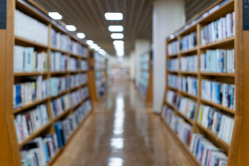 本棚が並ぶ図書館のぼけ背景イメージ