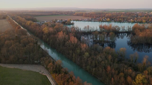 Photo prise par drone pr&egrave;s d'un canal dans la Marne