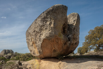 Large granite boulder balanced on rock in Los Barruecos natural landscape. © Edu Estellez
