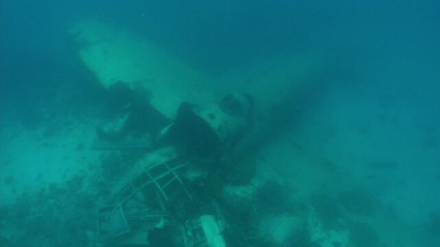 海中に沈んだ一式陸攻