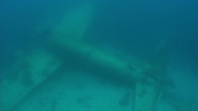 海中に沈んだ一式陸攻