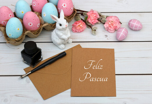 Felicitaciones de Pascua en espa&ntilde;ol "Feliz Pascua" en papeler&iacute;a con pluma, tinta y coloridos huevos de Pascua.